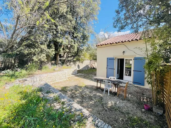 Exclusivite : Proximité immédiate du village avec jardin et garage. 
