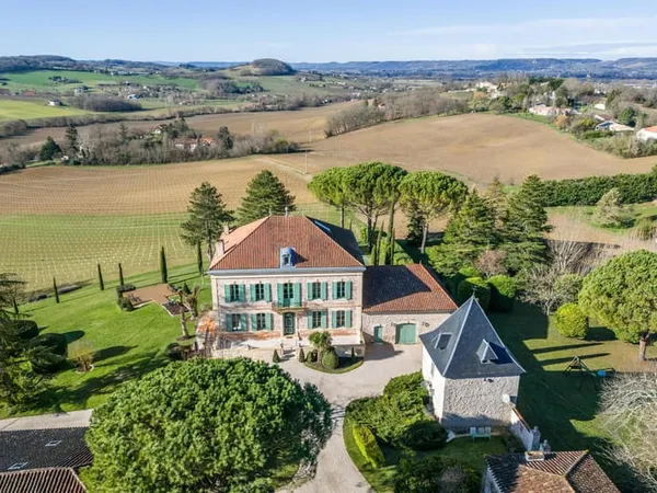 Domaine avec manoir, installations événementielles, annexes et atelier 