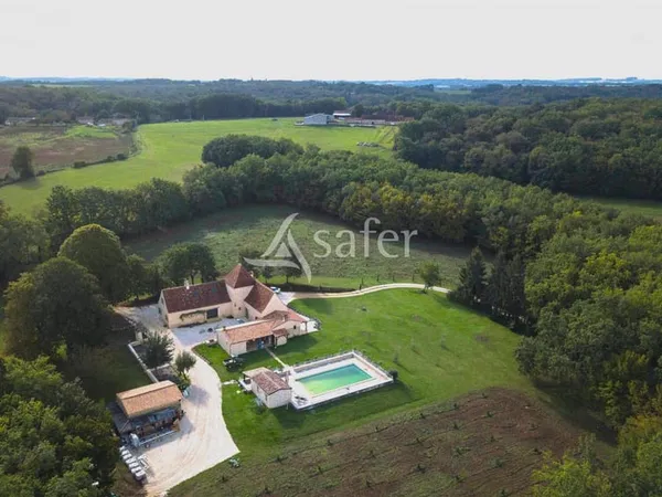 Belle propriété bâtie entièrement rénovée sur 26ha avec ma 