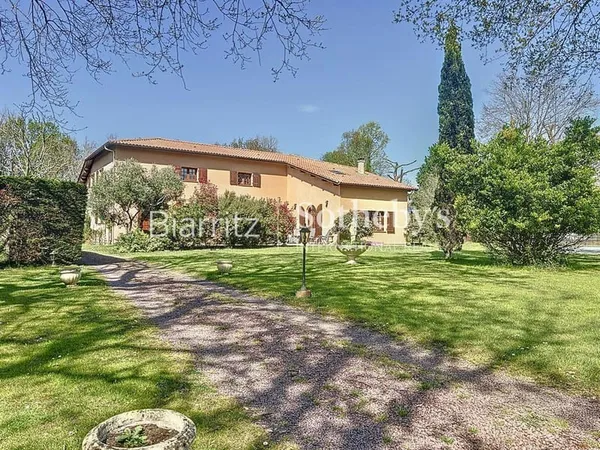 Belle maison familiale avec parc arboré et piscine 