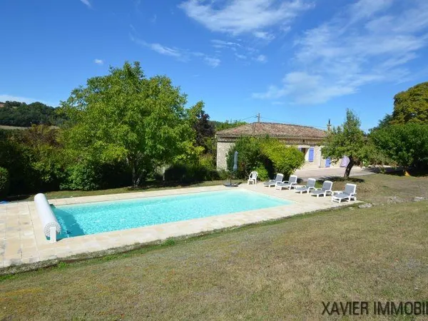 Belle maison quercynoise avec maison d'amis et piscine, située sur un terrain de 13840m² en 