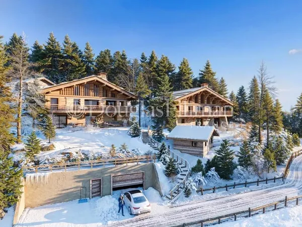 Megeve - Chalet familial neuf de grande qualité avec 6 chambres, situé près du centre-ville.