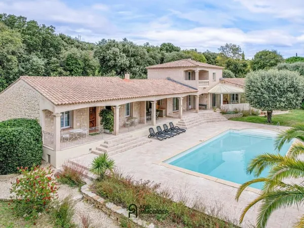 Villa familiale avec deux gîtes indépendants et piscine, parc d'environ 2200 m² proche d'Uzès