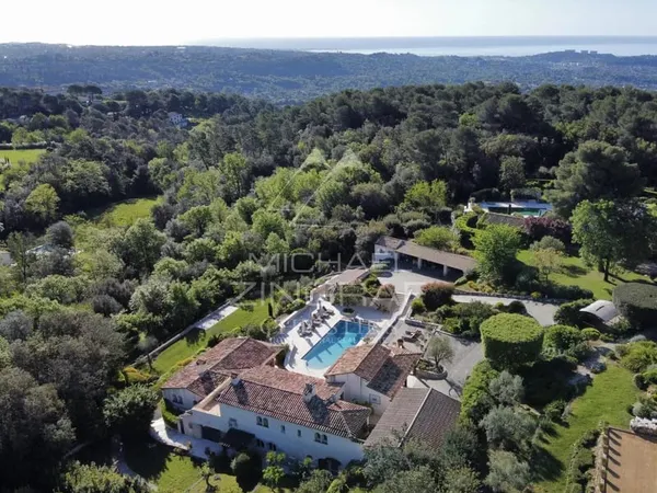 Superbe propriété dans un domaine fermé 