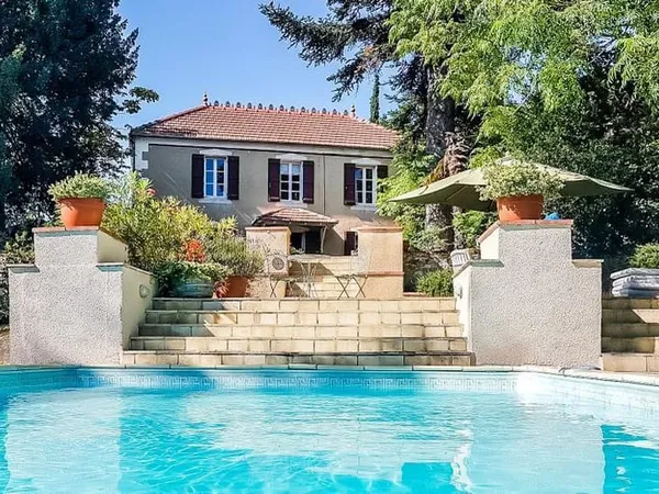 Maison de campagne avec annexe et piscine