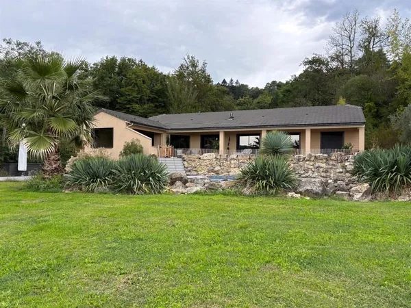 Maison moderne avec garage et piscine 