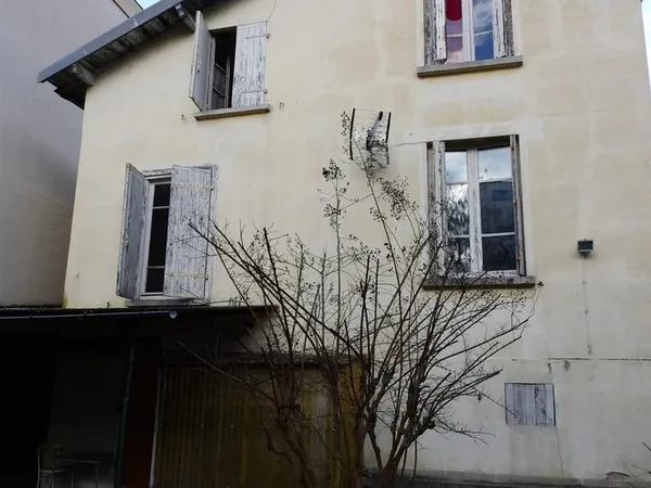 Maison à rénover 3 chambres centre ville avec jardin et garage
