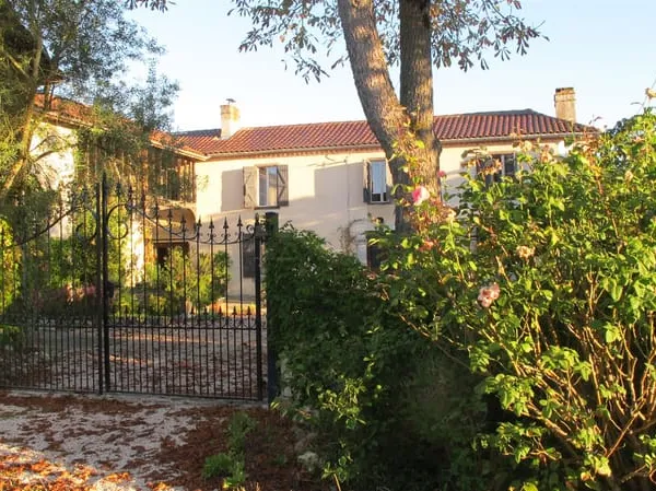 Maison restaurée au calme avec dépendances et terrain