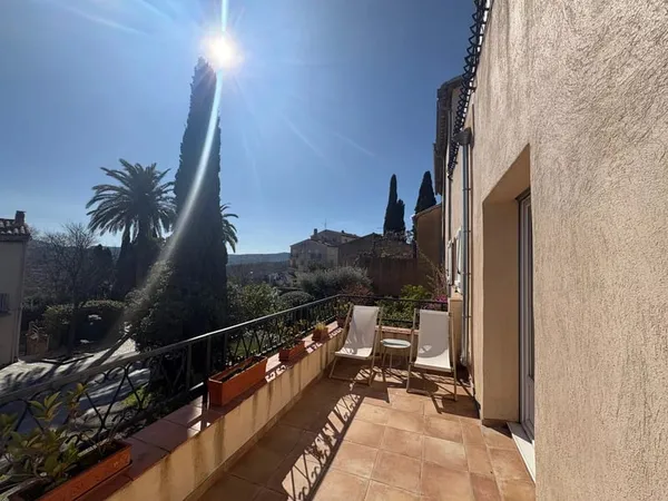 Exceptionnel dans le village de Grimaud : Appartement 125 m² rénové, avec garage 70 m² et stationnem