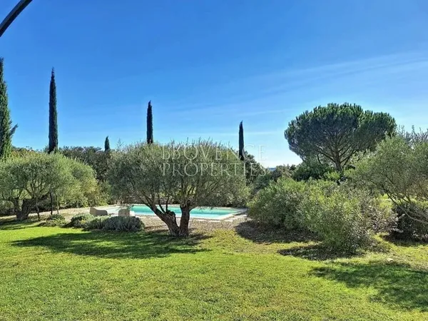 Coup de coeur à Cotignac : plus de 5000m2 de terrain avec piscine et gîte au calme absolu