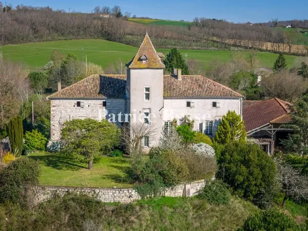 Dans le Quercy blanc, un château médiéval remanié à réhabiliter, sa terrasse, ses jardins, ses dépen