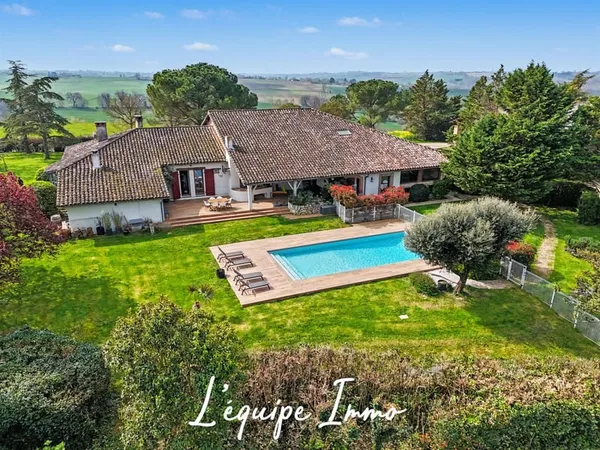 Superbe ferme gasconne rénovée 350 m2 Deux gîtes Vue dominante sur les vallons