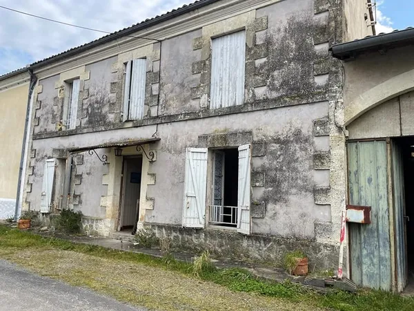 Ancienne ferme à rénover avec grandes dépendances