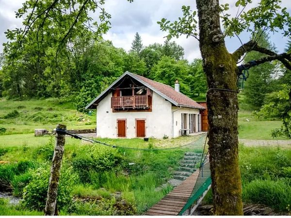 Classique fermette idyllique avec étang privé, rivière et 4 ha de terrain, Vosges, France