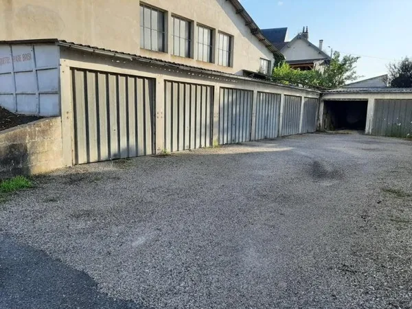 Deux garages proches des des commerces et des accès autoroute.