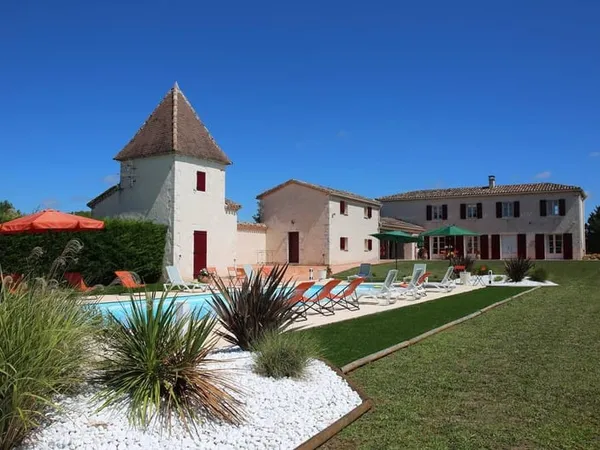 Maison familiale et lumineuse avec maison d'amis, piscine et jardin.