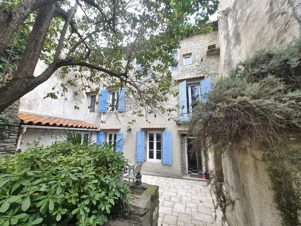 Maison de caractère avec cour de 190 m2 185 m2 habitables 4 chambres La Livinière (34210)