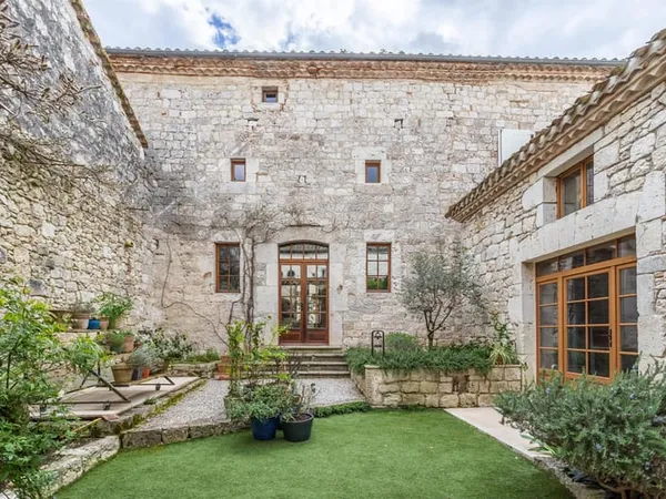 Maison de village avec jardin-cour et annexe