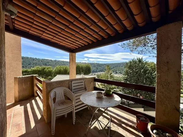 Carnoux en provence : Villa en position dominante, vue dégagée