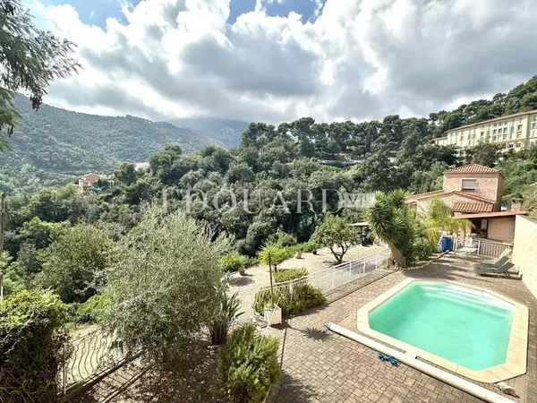Sur la commune de Gorbio, à vendre maison indépendante avec vaste terrain constructible