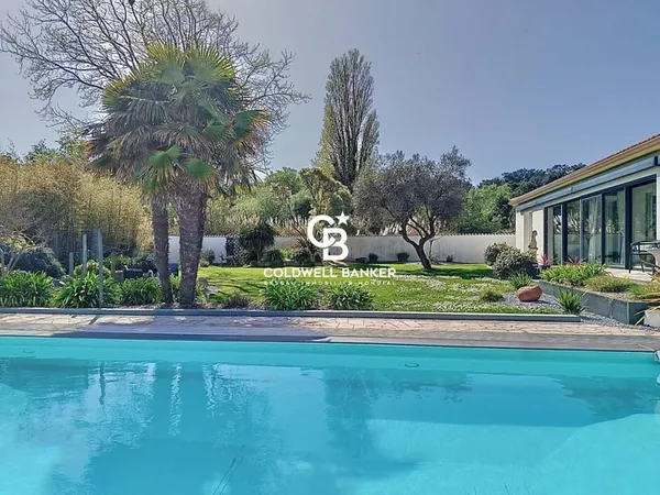 Là Où la Forêt Rencontre l'Océan : Maison d'Exception avec Piscine et Jardin Paysager