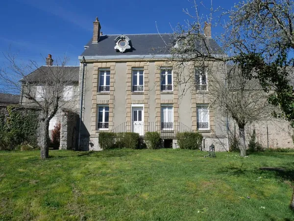 En exclusivité, maison de Maître à Marigny l'Eglise, proche du Lac du Crescent, Parc du Morvan à 3 h