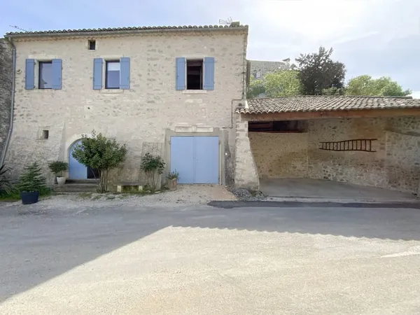 Maison de village en pierre avec cour et garage.