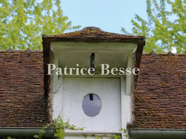 Dans le Vexin, un ancien moulin à eau du 17e s. et son domaine de 8 ha, entre bois et prairies.
