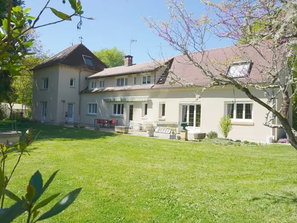 Belle propriété de 300 m2 sur plus de 2 hectares de terrain avec étang