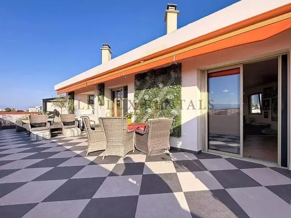 Appartement d'exception en dernier étage avec terrasse et vue mer