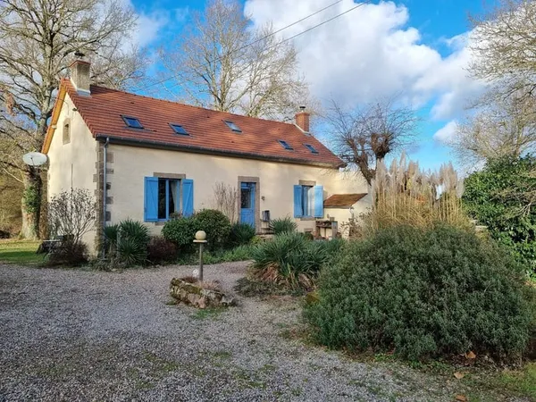 Charmante longère rénovée avec maison d'amis et terrain de 1,7 ha