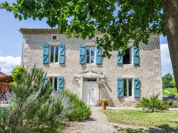 Propriété de campagne en pierre avec piscine et grange