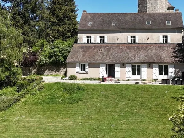 Maison rénovée sur 4 876 m² à vendre avec vue dégagée sur la pleine nature