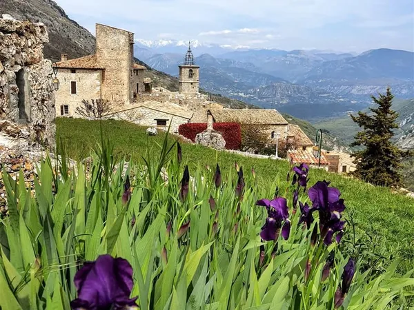 Maison de village du Xive-Xve siècle, en excellent état, offrant un charme unique et trois espaces