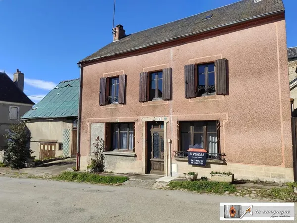 Maison de bourg pleine de potentiel.