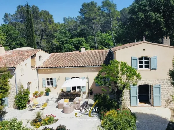 Domaine d'exception en Provence - 5,5 hectares, vue vignobles, potentiel unique