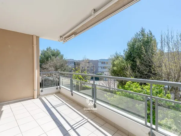 Spacieux et lumineux T4 - terrasse et parking - proche de Mazargues