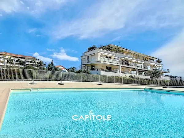 Antibes, Exclusivité rare : Appartement Villa sur le toit 3 pièc