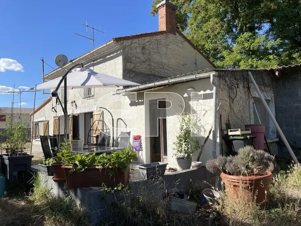 Référence 6236 LOUZY Maison de campagne sur 2 niveaux :