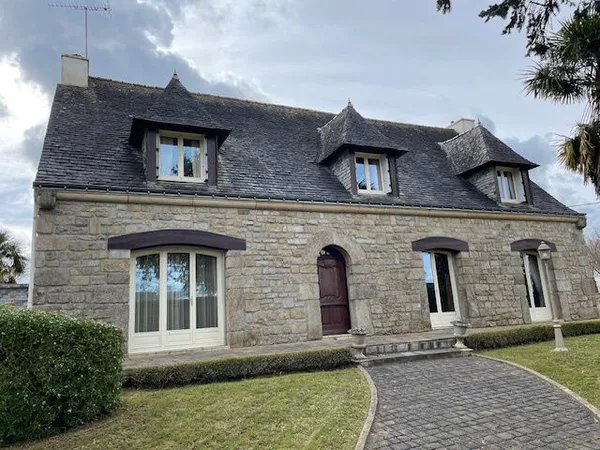Grande maison de standing dans un quartier agréable.