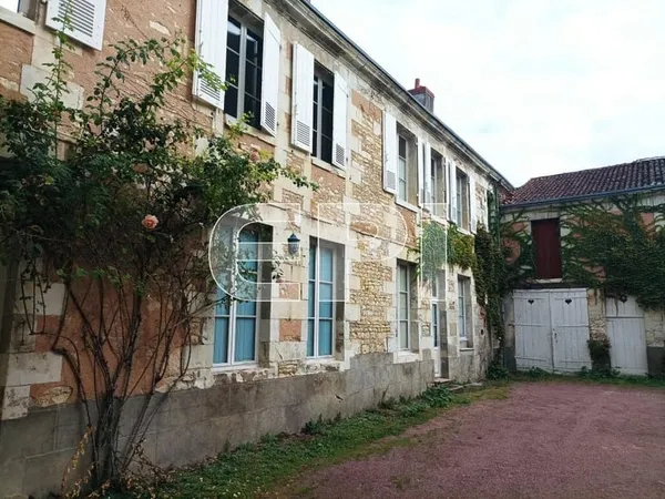 Maison d'habitation de 234m² environ comprenant au rdc, cuisine
