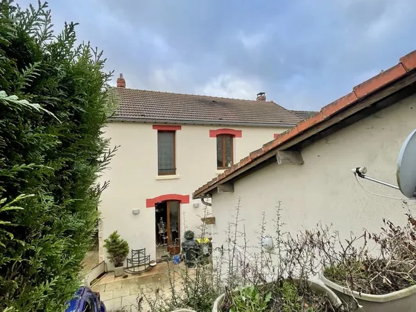 A FISMES - CHARMANTE MAISON DE VILLE HABITABLE DE SUITE SANS TRAVAUX.