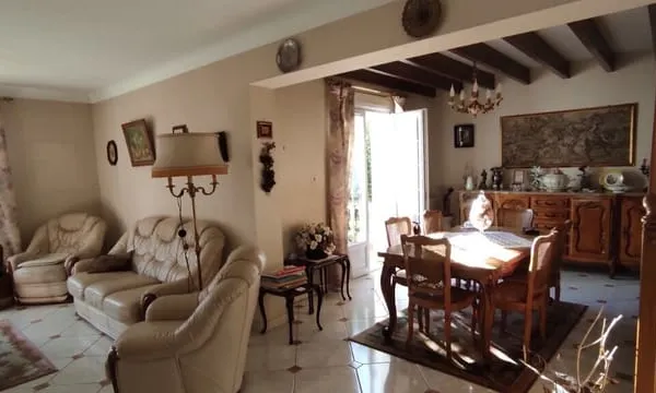 A SAISIR ! JOLIE MAISON DE 121 M² SH TBE, 4 CHAMBRES + STUDIO MEUBLÉ + VERANDA ET GARAGE LE TOUT SUR