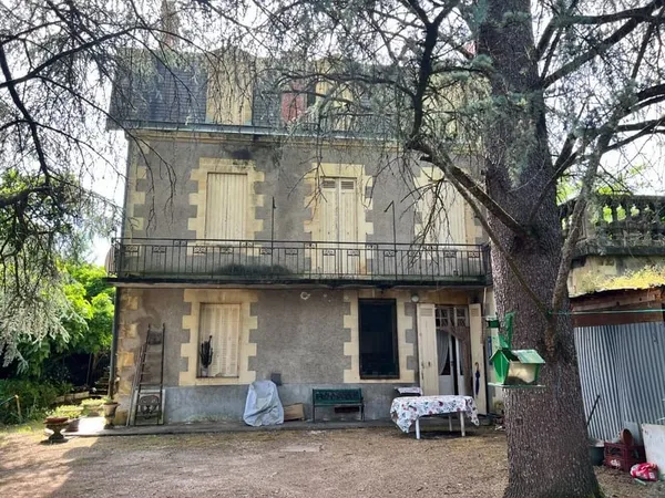 ---A SAISIR DANS LALINDE--- JOLIE MAISON DE MAÎTRE SUR 3 NIVEAUX A RÉNOVER SURFACE HABITABLE TOTALE 