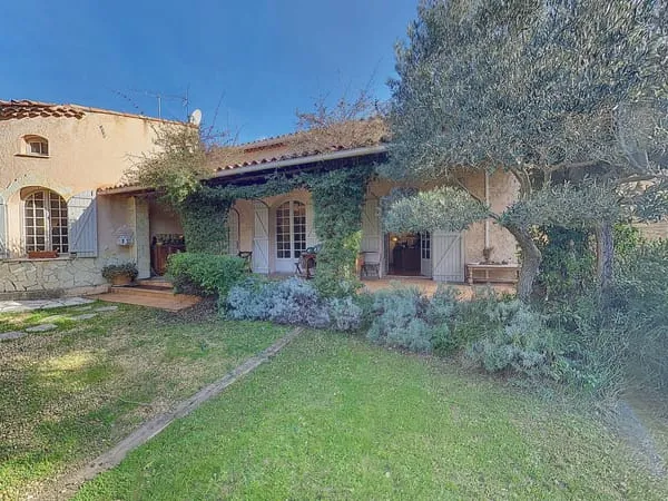 Maison provençale de caractère Calme, volumes et charme architectural