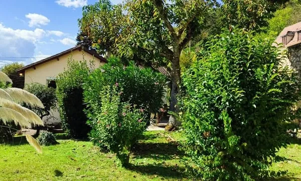 A SAISIR SUR LALINDE JOLIE MAISON DE 110 m² HAB 3 CHAMBRES, 2 SALLES D'EAU, 2 WC + 2 GARAGES DONT UN