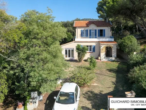 Le Pradet maison de 170 m² sur 2390 m² de terrain constructif et detachablevà 2 mn à pied de la plag