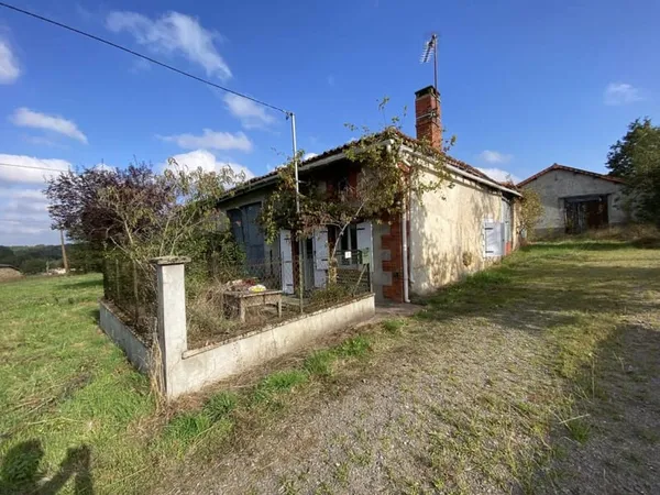 Maison en pierre à rénover avec grand terrain