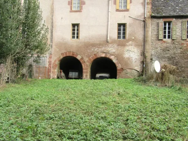 EXCLUSIVITE CONQUES Maison en pierre de 104 m² environ avec jardin à rénover