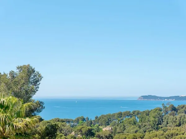 LE PRADET- VUE MER -APPARTEMENT T5-STANDING